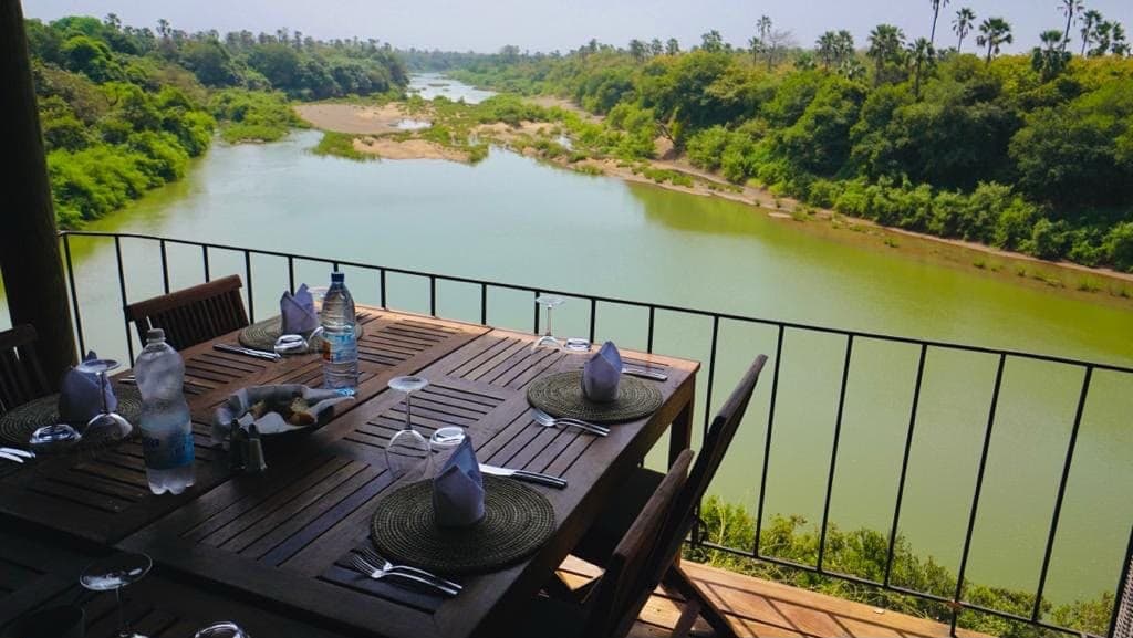 Table dressée sur la terrasse qui surplombe le fleuve Gambie