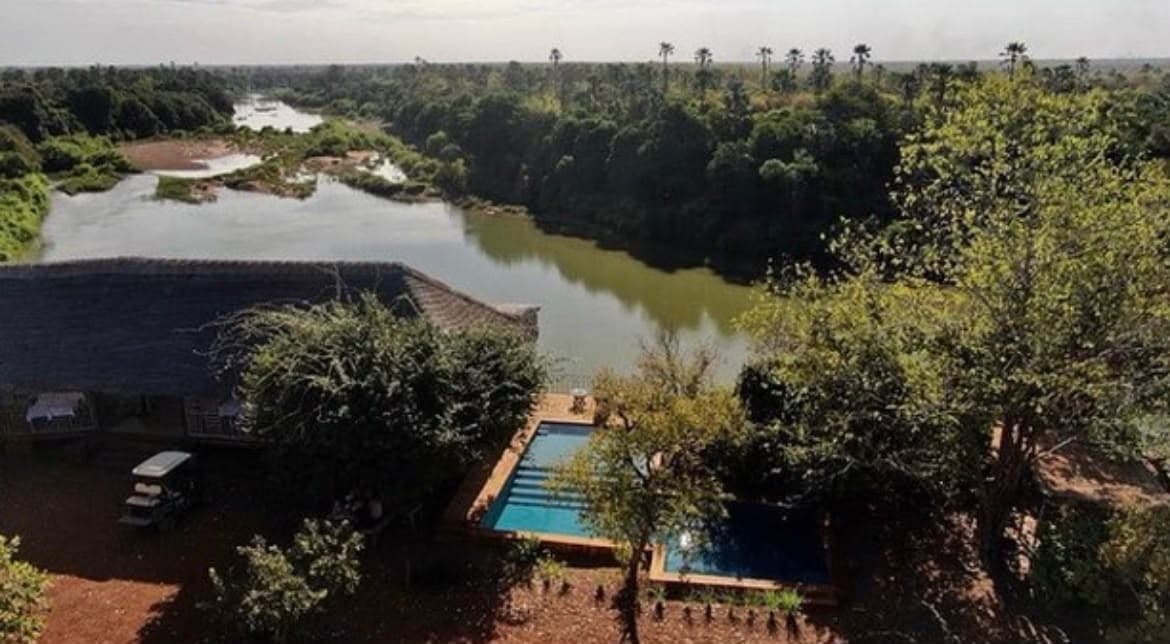 Vue aérienne du fleuve et de la piscine du lodge dans la végétation