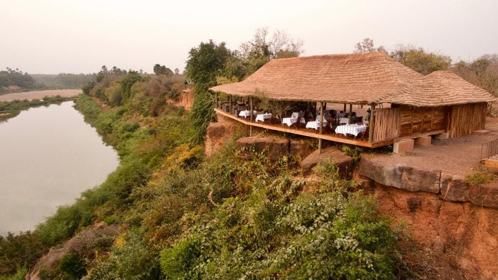 Le restaurant de Niokolodge perché au bord de la falaise, au-dessus du fleuve Gambie